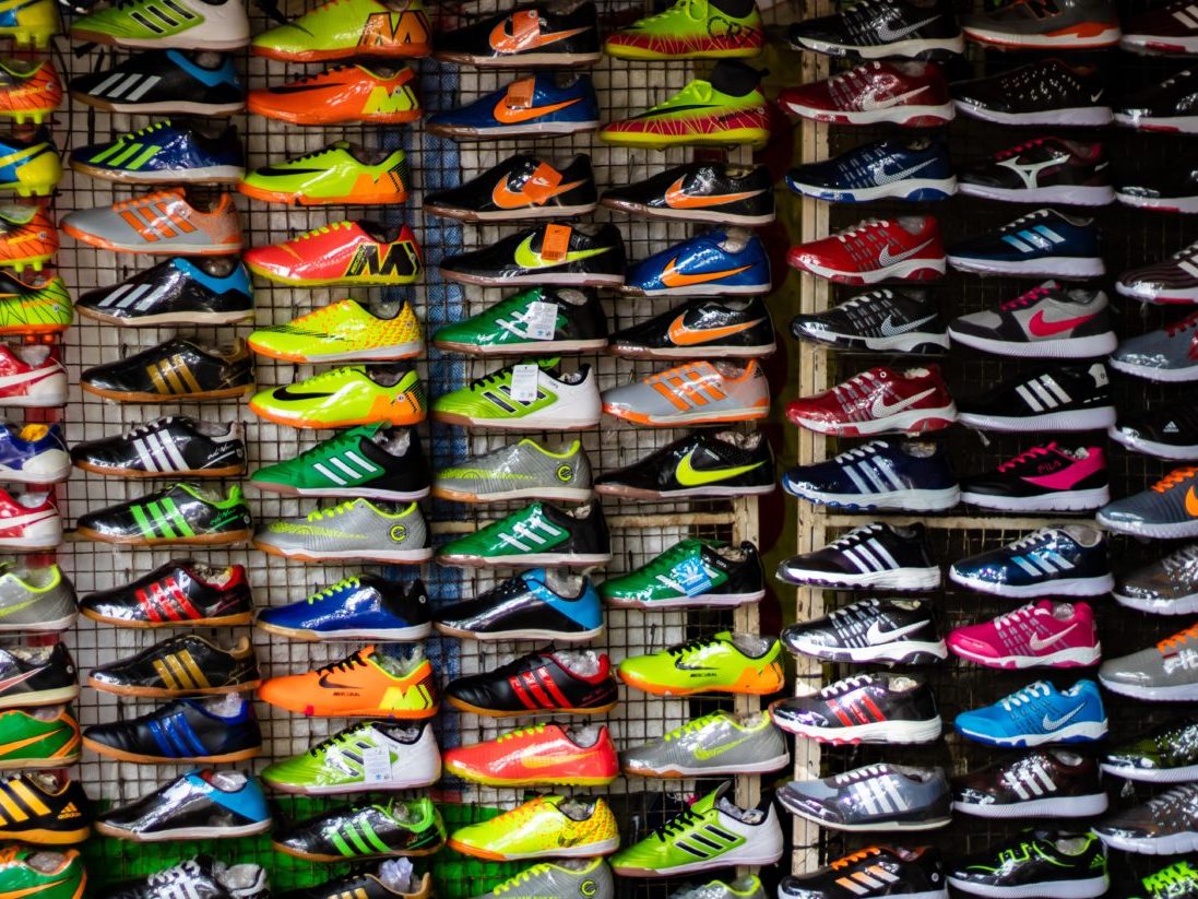 Магазин кроссовок Nike. Коллекция обуви найк. Мужская разноцветная обувь. Бренды беговой обуви. Найк сайт outlet nike